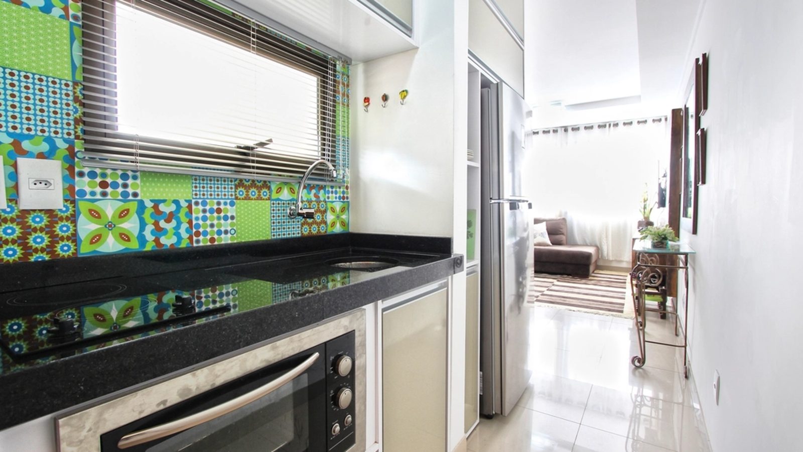 Cuisine moderne avec comptoir colore