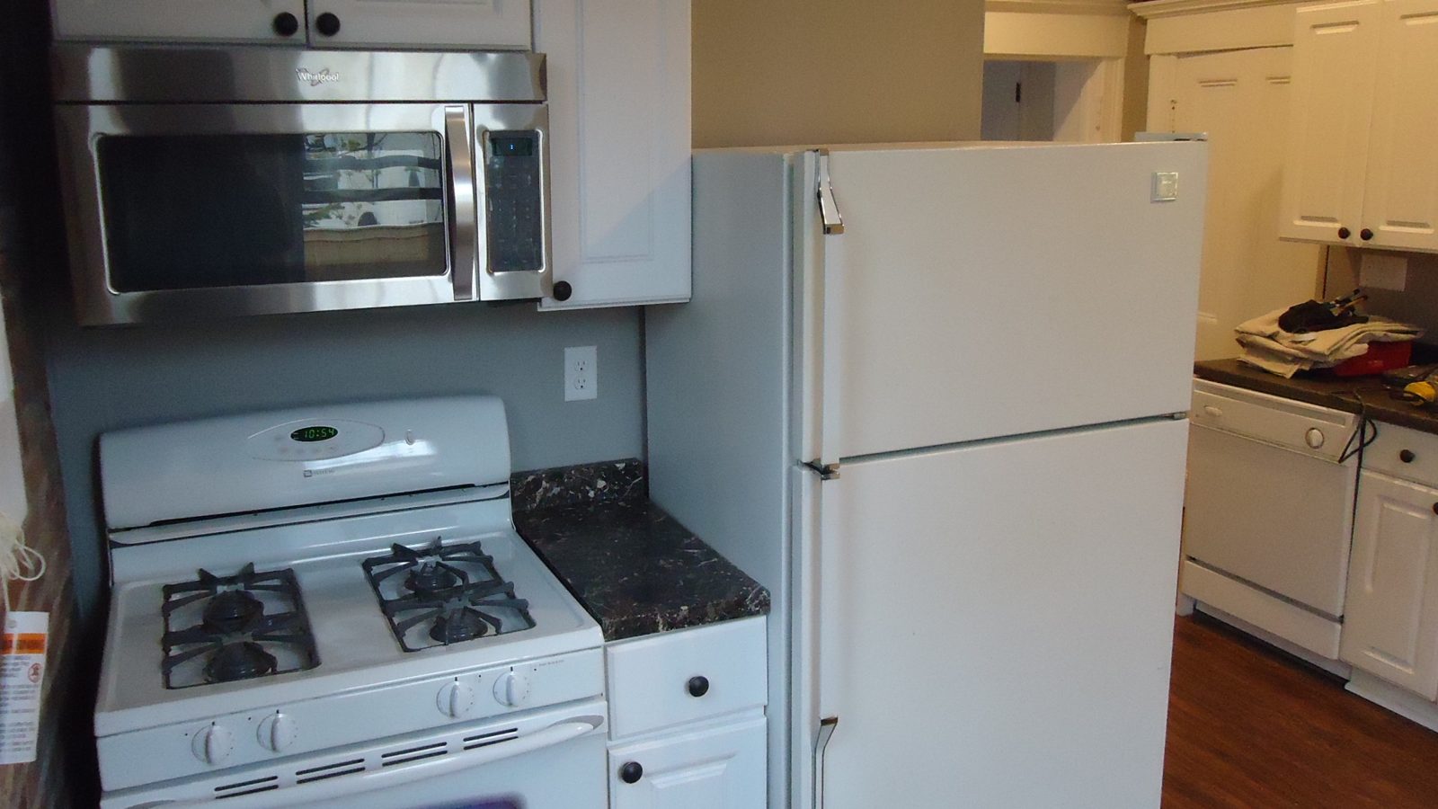 Cuisine avec refrigerateur et cuisiniere