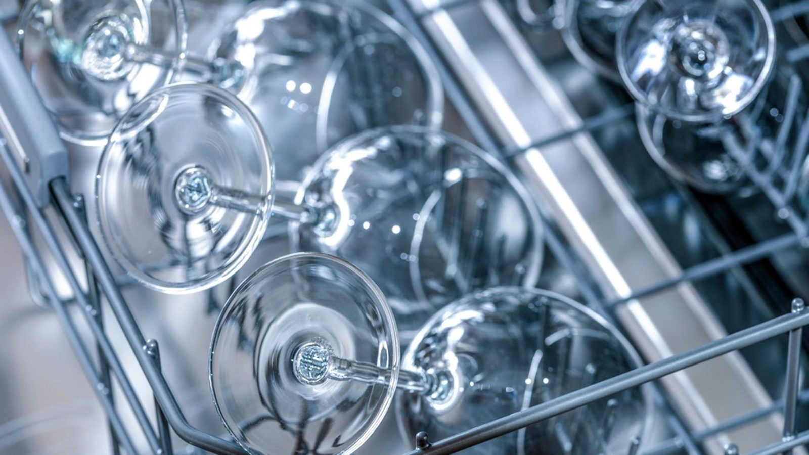 Lave-vaisselle ouvert avec verres propres
