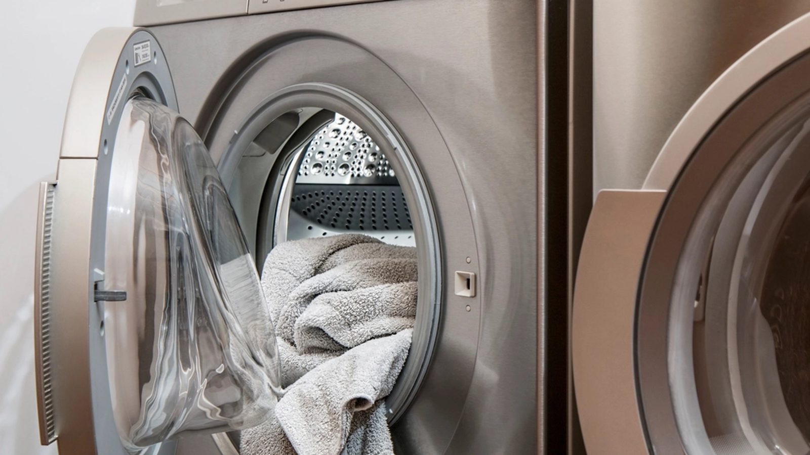 Laveuse a hublot ouvert avec linge