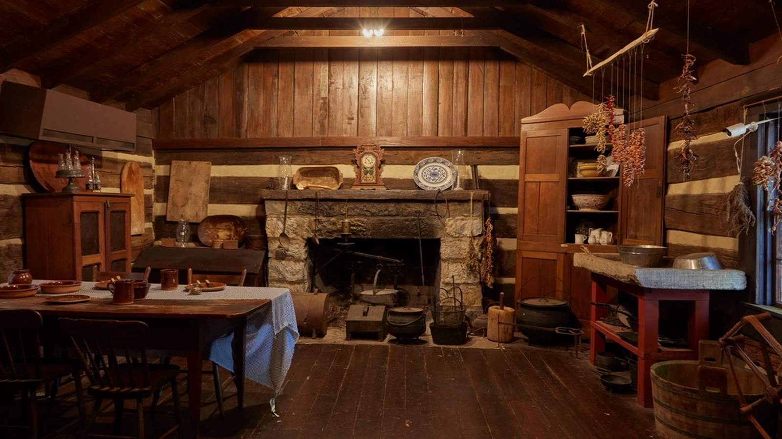 Intérieur de chalet en bois rond au Québec