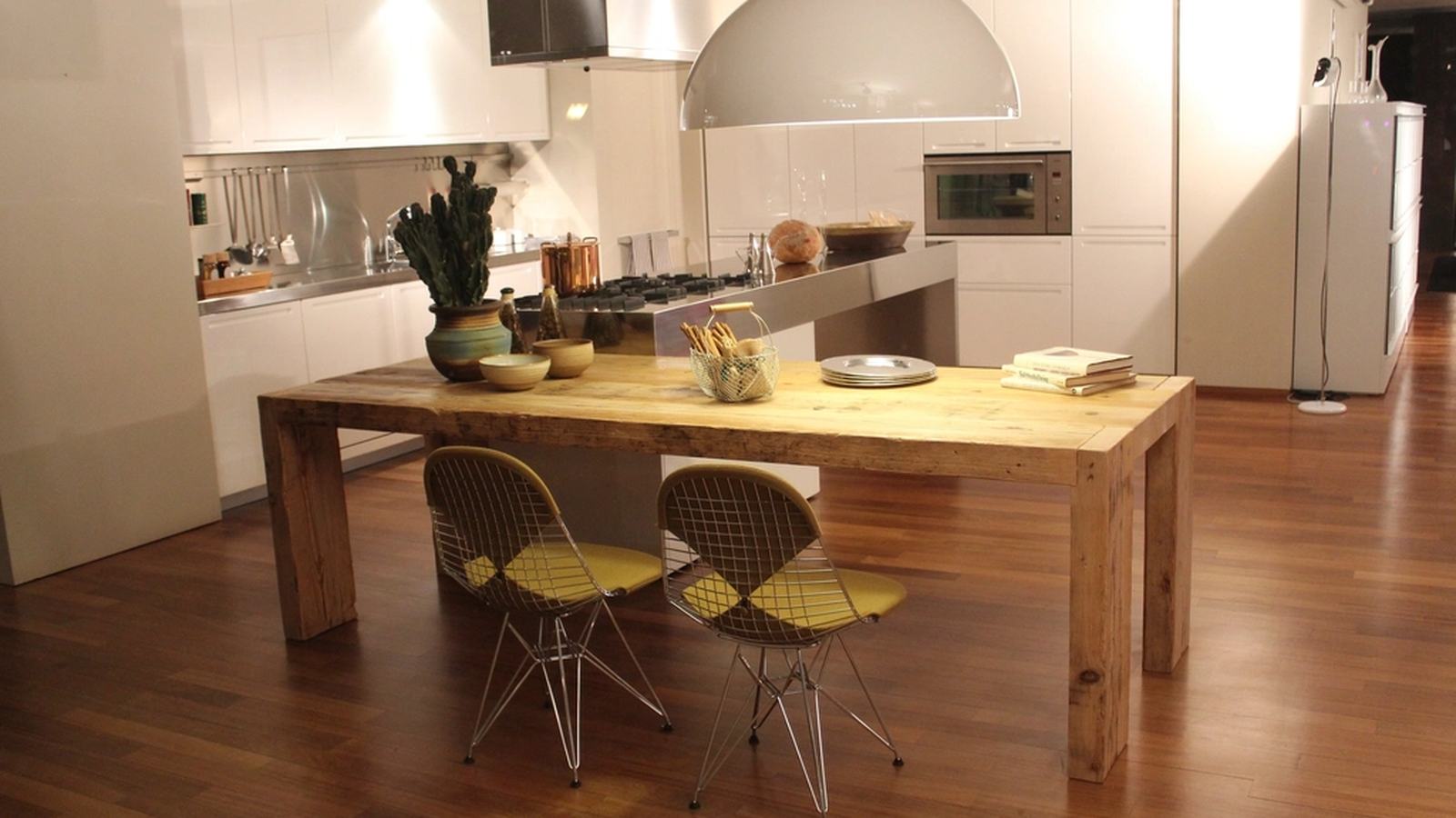 Grande cuisine contemporaine entièrement équipée avec îlot central