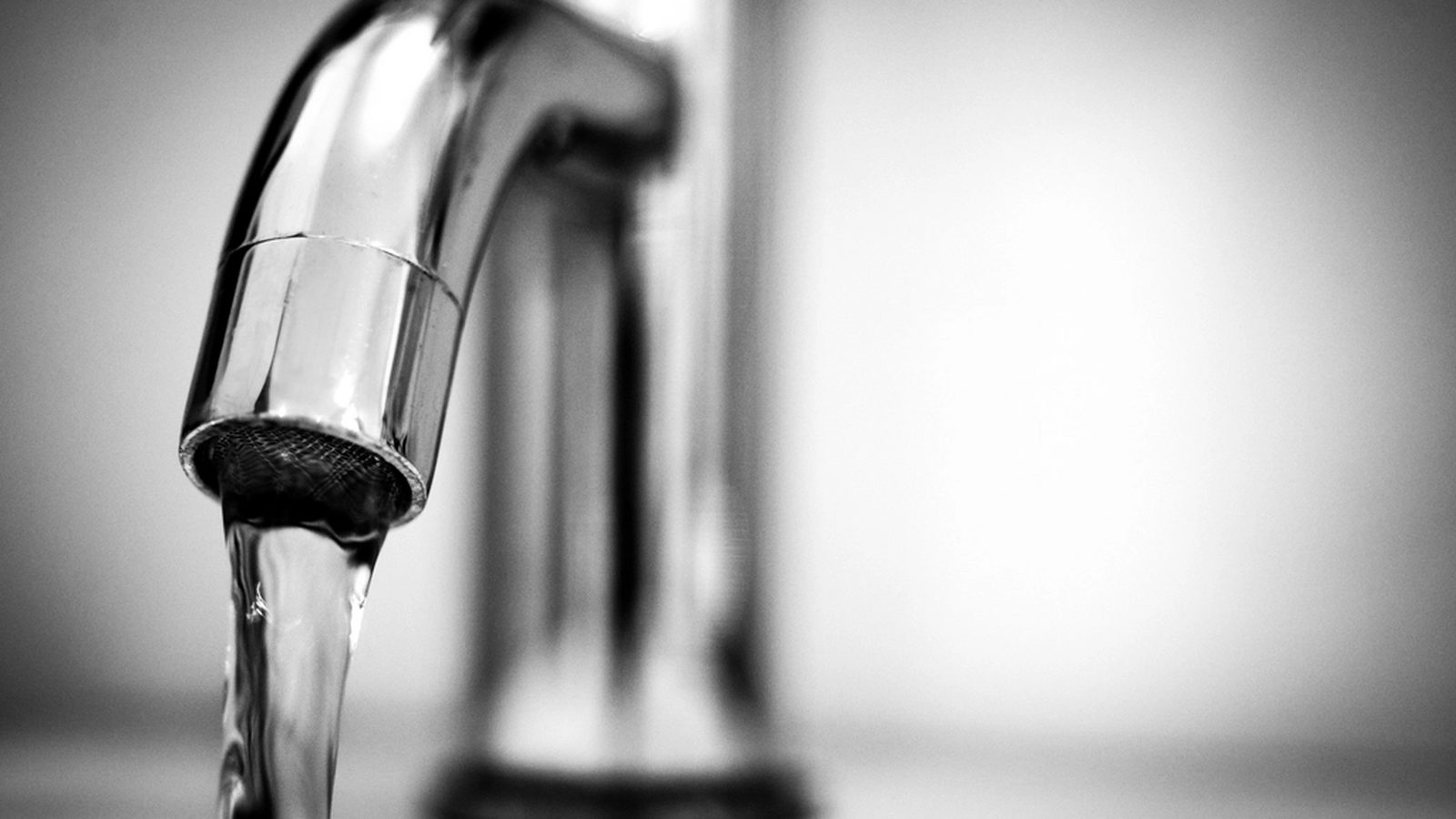 Robinet de cuisine et dépôts de calcaire dus à l'eau dure
