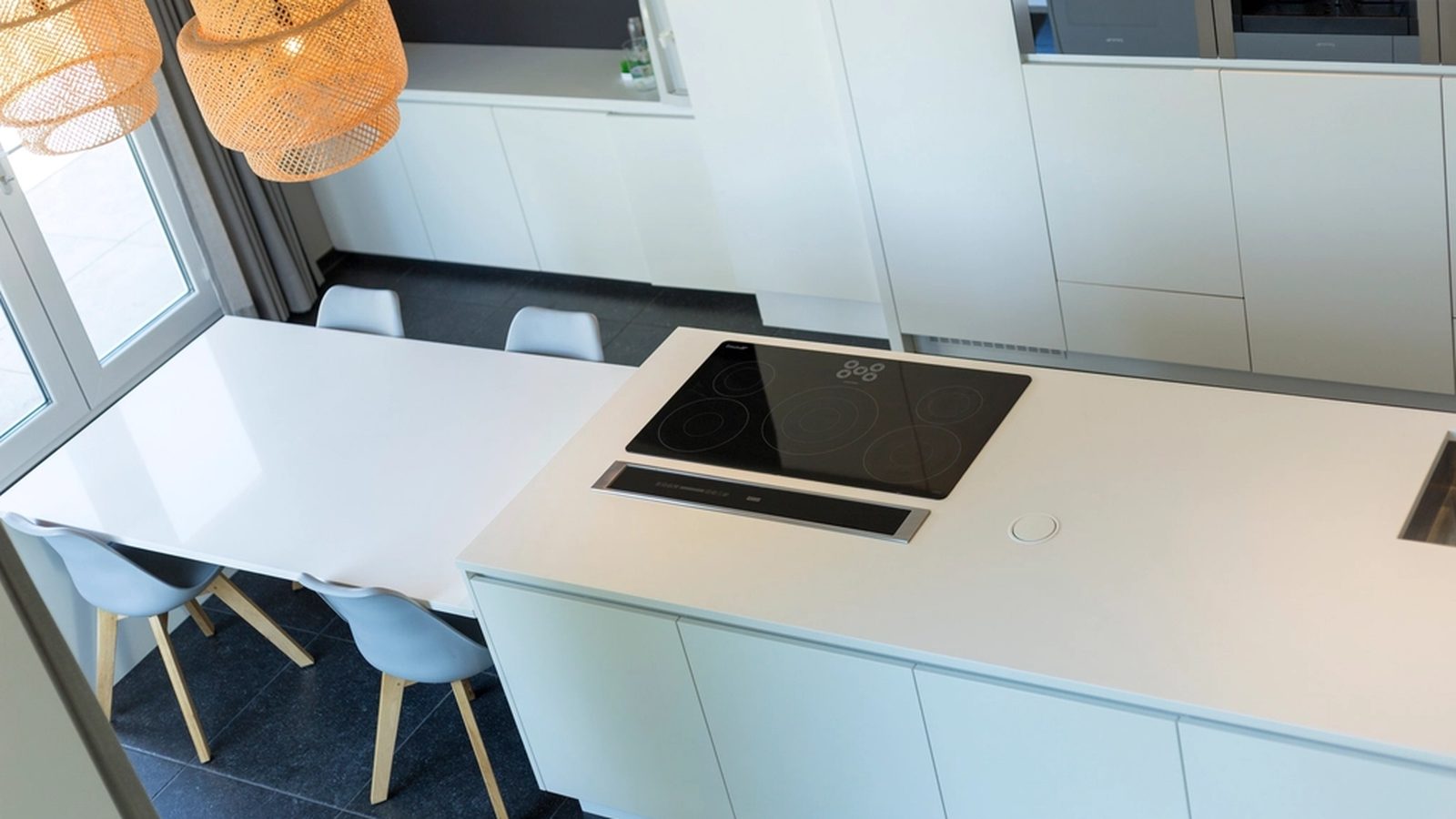 Mini-cuisine compacte aménagée dans un sous-sol
