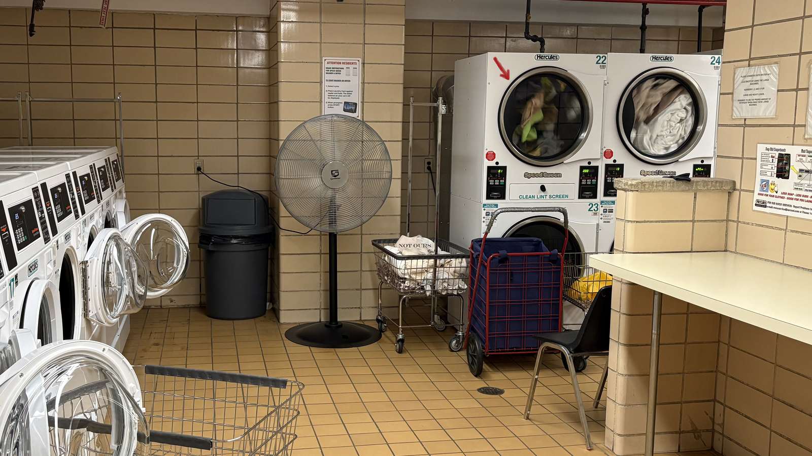Salle de lavage résidentielle équipée de sécheuses et de laveuses à hublot